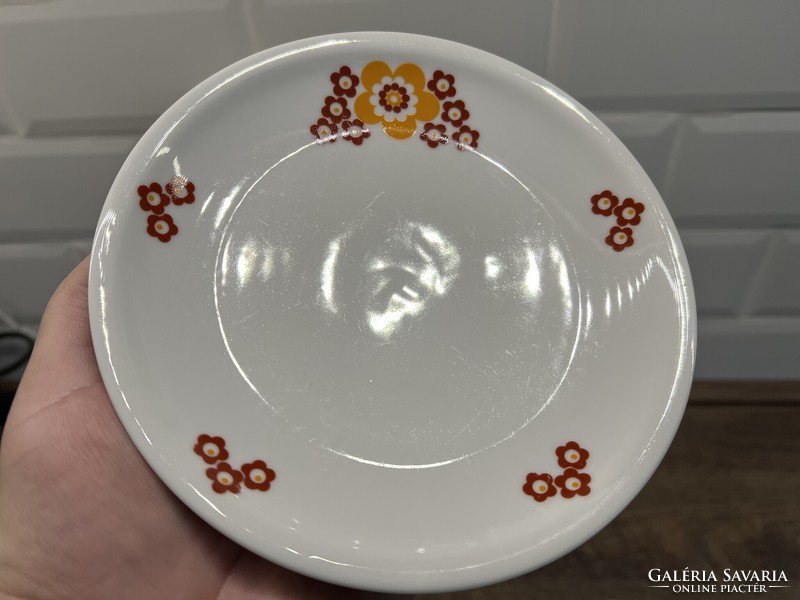 Bella fazonú sütis tányérok ritkább dekorral (17 cm)