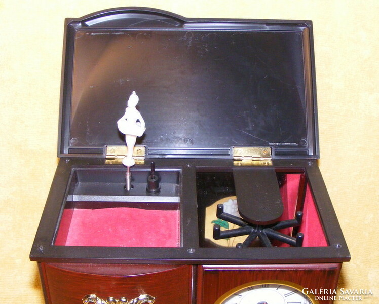 Musical jewelry box