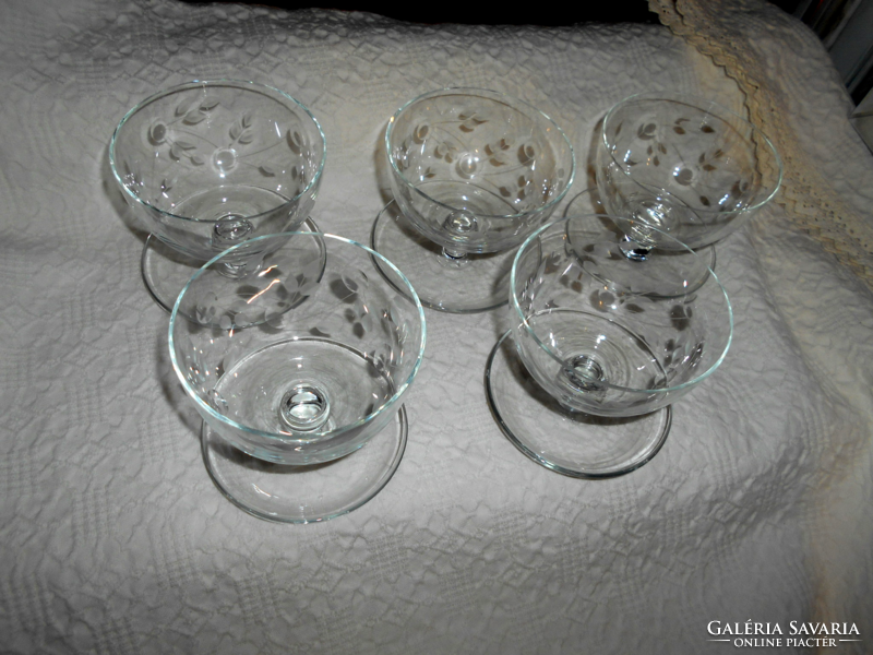 5 db régi csiszolt üveg kehely -ritka tállal egybeépített fazon -az ár az 5 db-ra értendő