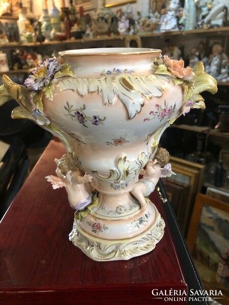 Barokk meisseni porcelán puttós váza, 18 cm-es magasságú.