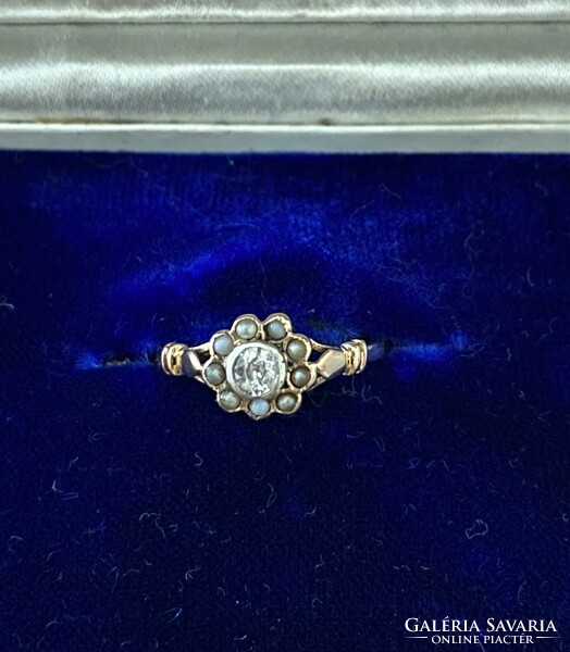 Old 14 carat gold artdeco ring with pearls and a diamond in the middle!