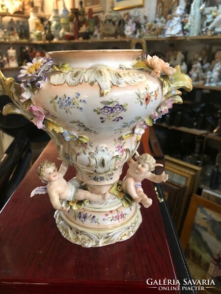 Barokk meisseni porcelán puttós váza, 18 cm-es magasságú.