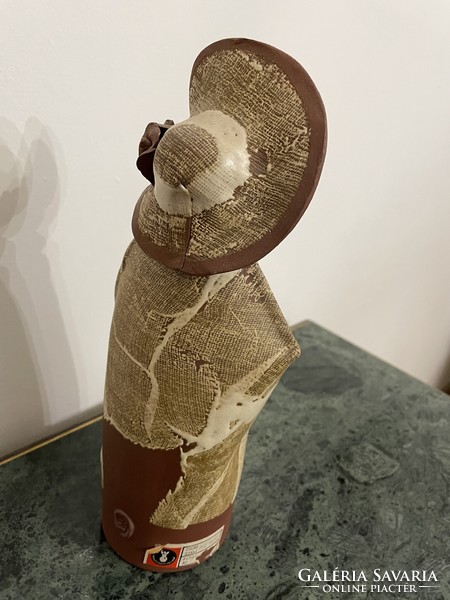 Sarkantyú Judit (1947_) KALAPOS női alak, kerámia 27 cm