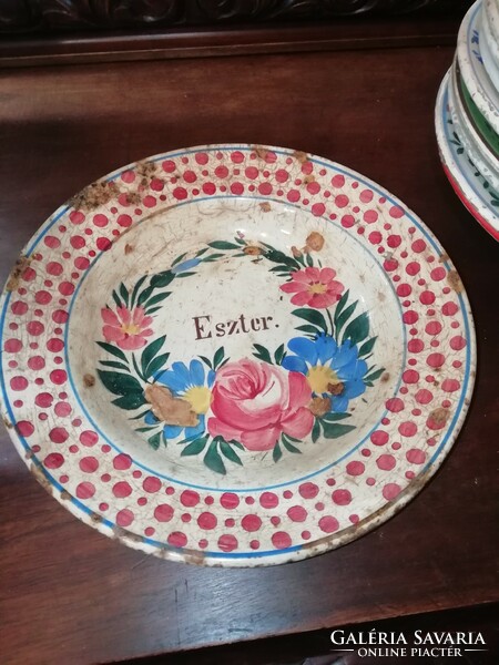 13 esters from a collection of antique painted antique plates
