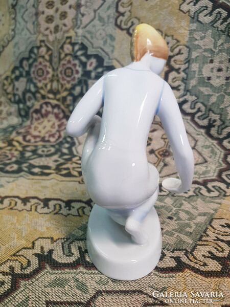 Hollóházi porcelán vízmerítő nő