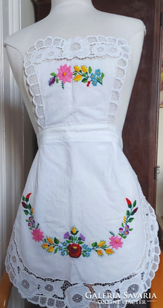 Apron with bosom embroidered with a Kalocsa pattern, ribbed.