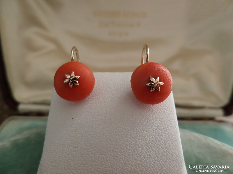 Pair of antique gold earrings with coral lenses