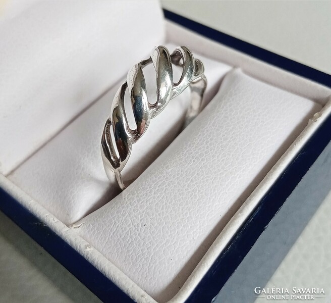 Szép vonalú ezüst gyűrű