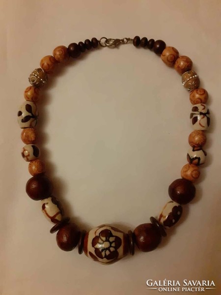 Showy, accentuated necklace combined with ceramic and wooden beads