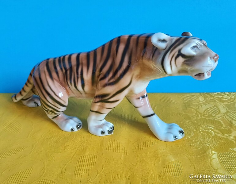 Nagyméretű 35 cm Royal Dux Tigris Porcelánestés,