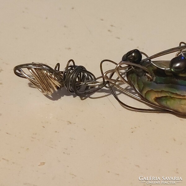 Special abalone shell pendant can be removed from the wire