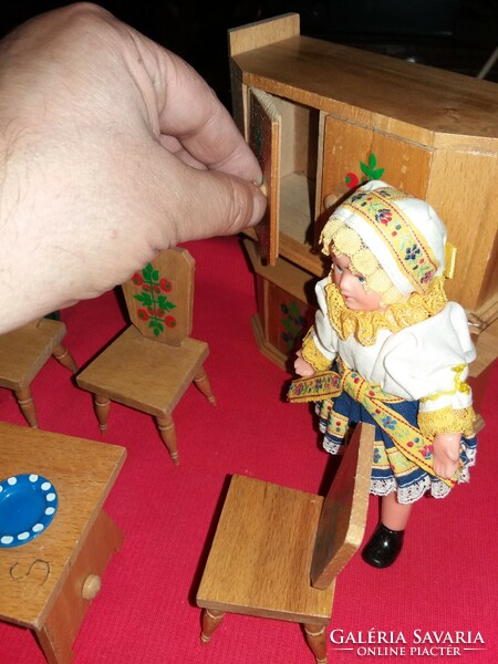 Csodaszép régi Iparművész baba bútor játék szett 18 cm népviseletes babával egyben a képek szerint