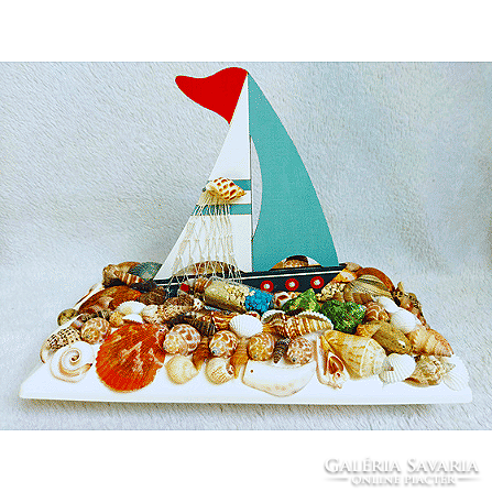 Nautical table decoration with shells