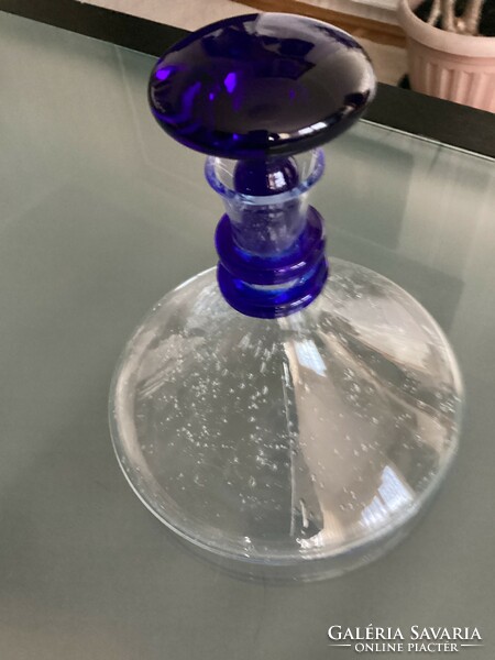Bor dekanter mutatós hólyagos üvegből,lapos kék kupakkal!