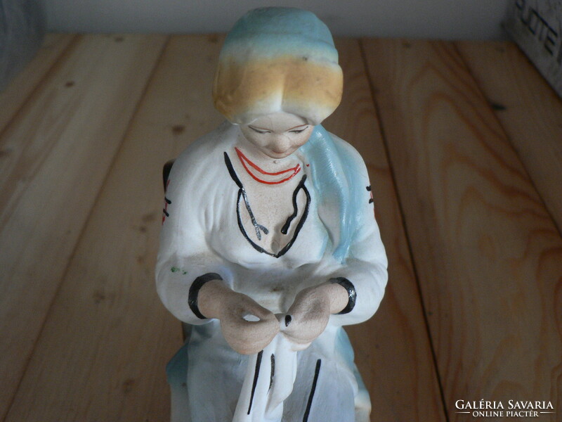 Varrogató hölgy, porcelán szobor
