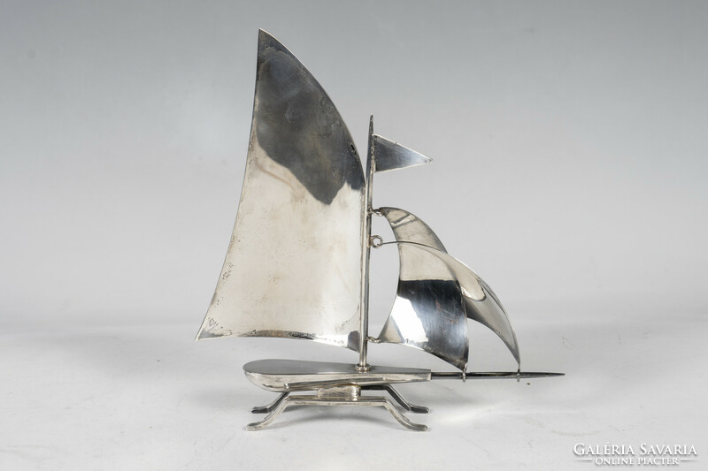 Ezüst vitorlás hajó modell