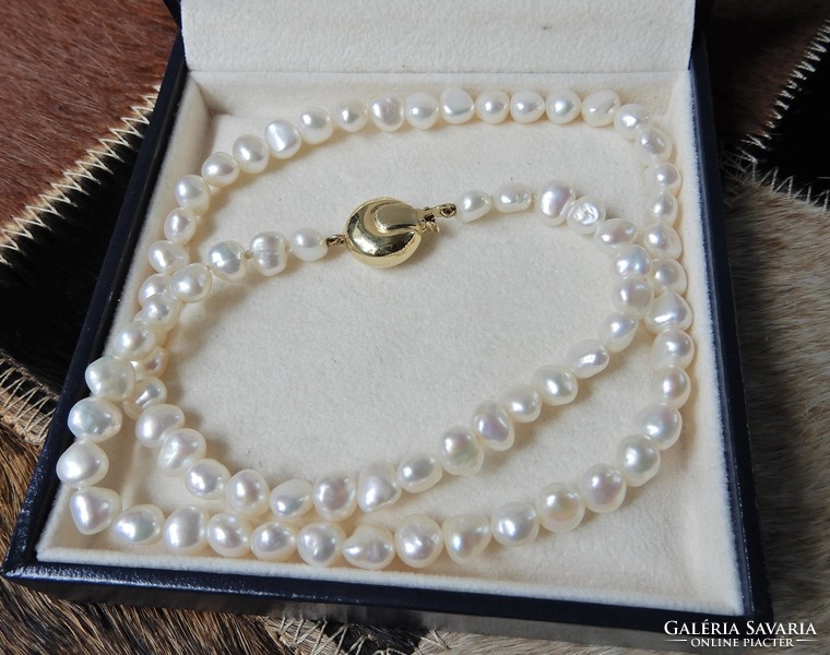 Baroque cultured freshwater pearl string with 8 carat gold clasp