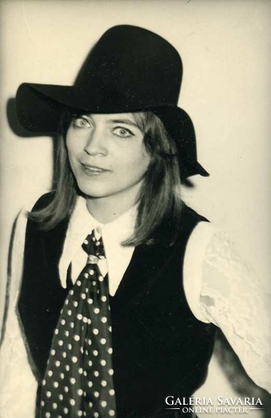 An early photo of singer Kati Kovács