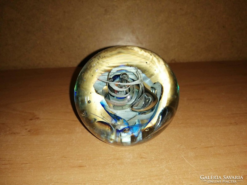 Gömb alakú üveg asztaldísz, levélnehezék (36/d)
