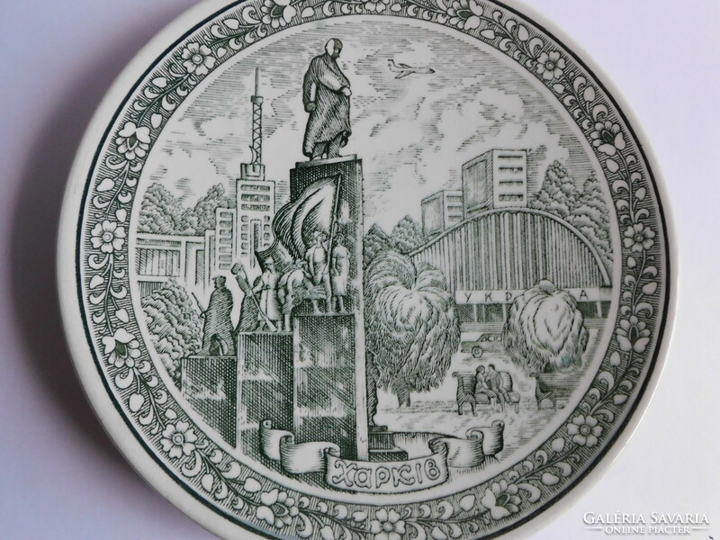 Szovjet fajansz tányér a szocialista érából, Harkiv