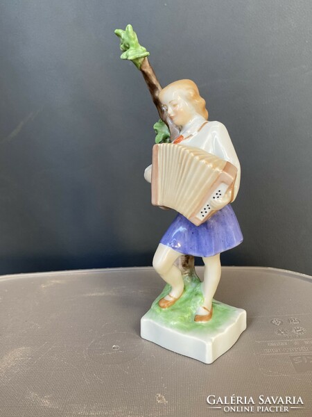 Úttörő lány harmonikával, gyűjtői ritka Herendi porcelán figura szocreál propaganda