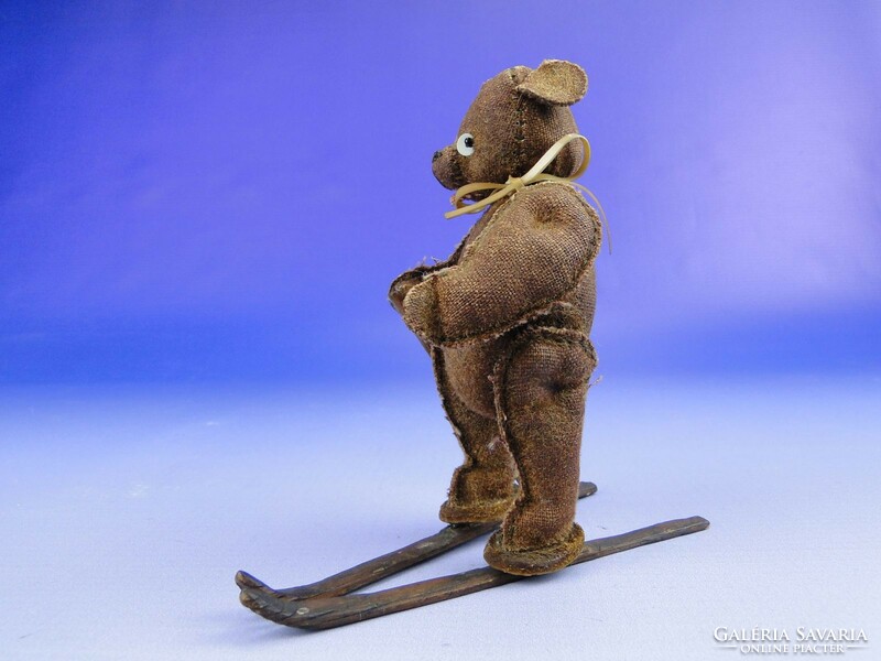 0E025 Antik síelő medve figura