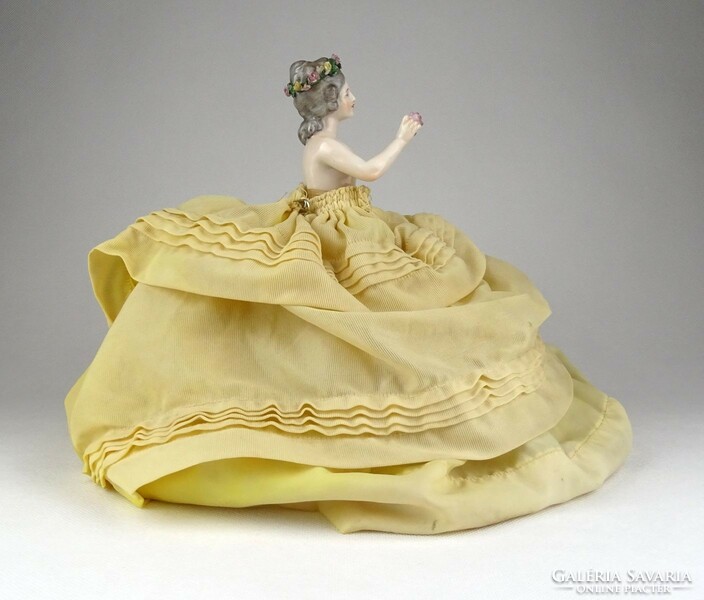 1C485 Gyönyörű antik porcelán teababa szoknyával 20 x 26 cm