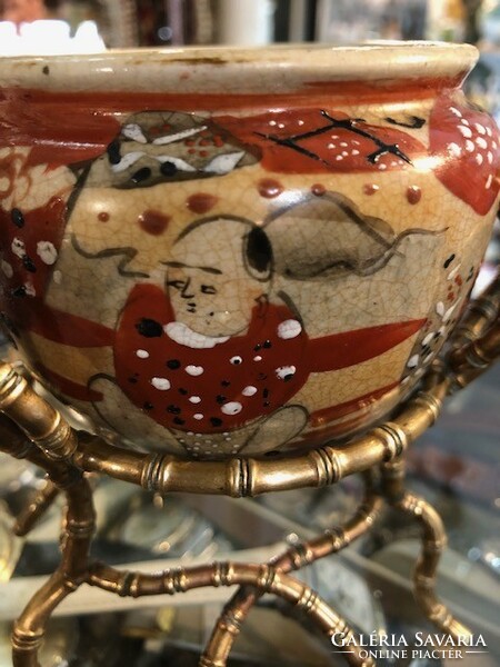 Ming korabeli japán porcelán tartó, réz lábakon, 14 cm-es magasságú.