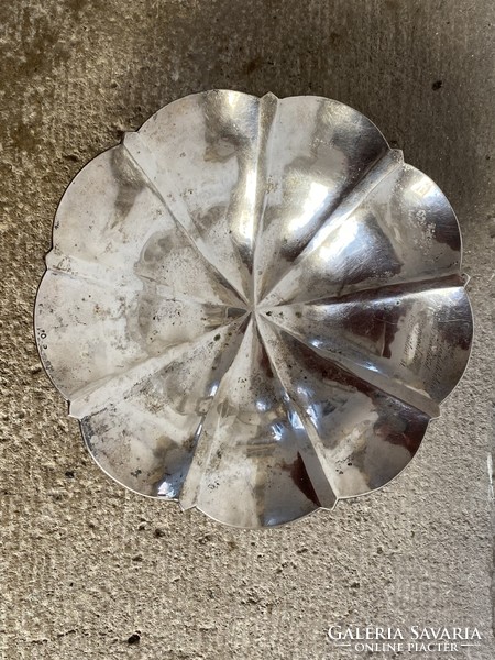Serving bowl on silver legs