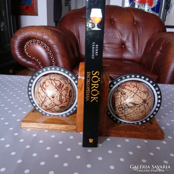A pair of bookends