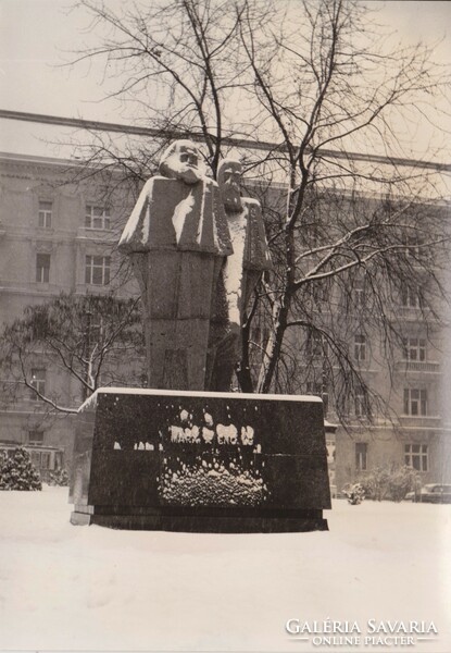 Photo of the (relocated) statue of Marx-Engels