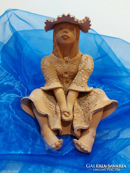 Illár Erzsébet terrakotta Iparművészeti szobor,pihenő kislány