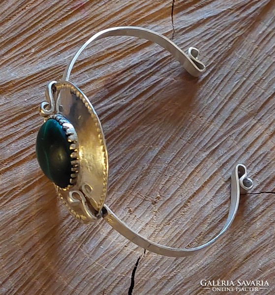 A wonderful silver bracelet with a malachite stone