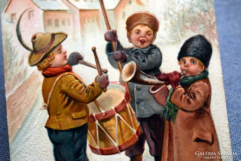 Antik dombornyomott Újévi üdvözlő képeslap -zenélő gyerekek malacos táblával , téli táj 1909