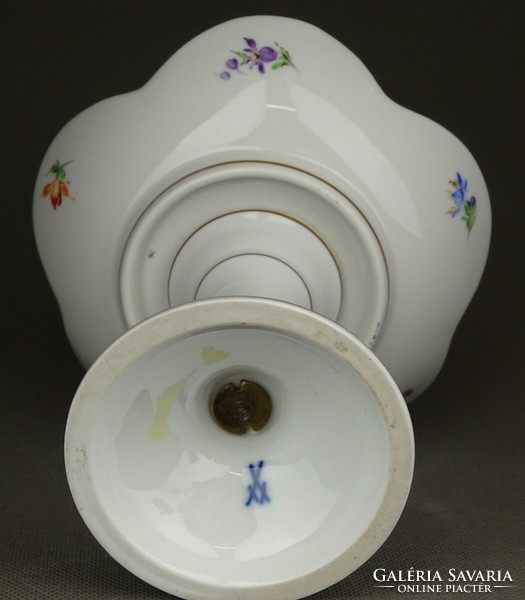 1E334 Antik Meisseni porcelán virágos talpas kínáló