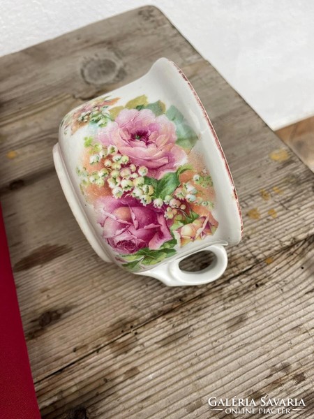 Gyönyörű rózsás gyöngyvirágos komabögre tányér