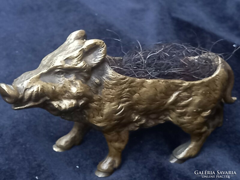 Antique solid copper boar figural pillow pin holder from the xix. From Sz / hunting pattern object