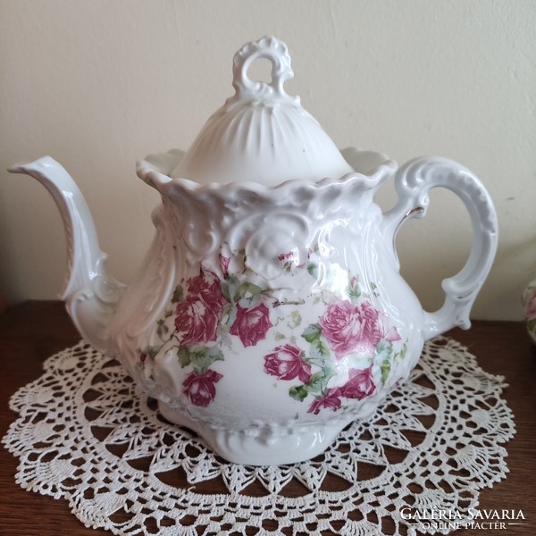 Art Nouveau rose pattern tea spout