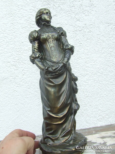 Hölgy szobor spiáter