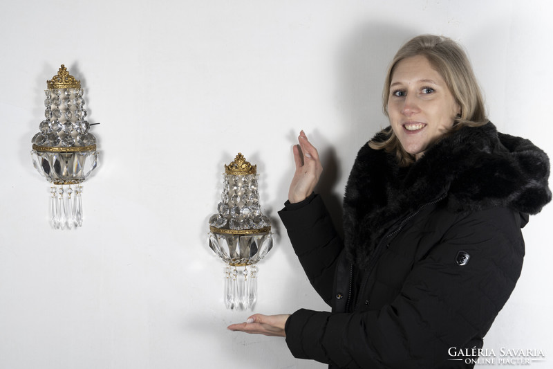 Small ampoule-shaped crystal wall arm in a pair