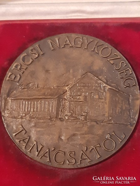 A bronze plaque in its own box from the Ercsi municipality council for its public activities