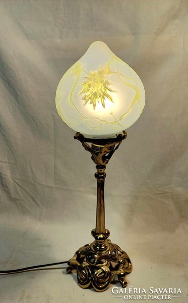 Special art nouveau lamp, with blown-in, acid-etched and etched decorative lampshade, copper base