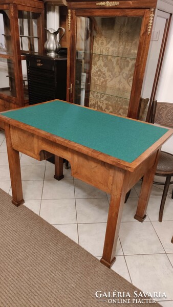 200 éves, vastag dió svartnis, nagyon korai biedermeier, stabil és szép íróasztal