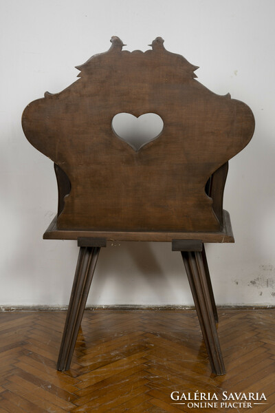 Faragott fa galambos szék - szív alakú vájattal