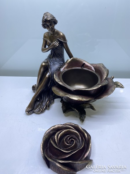 Női szobor rózsás ékszertartóval