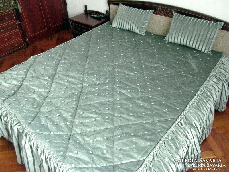 Thick bedspread + 2 pillows (190x160 + 45cm, brand new, double bed)