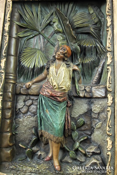 Szecessziós, korabeli, kézzel festett figurális dombormű, fa keretben, 40 x 29 cm