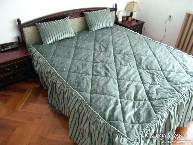 Vastag ágytakaró + 2 párna (190x160 + 45cm, újszerű, franciágy)