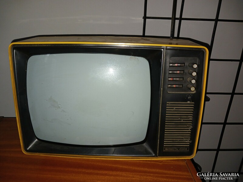 Vintage lemon yellow Junoszty small TV