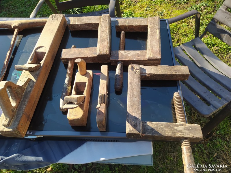 Antique carpentry tools + 4 saws